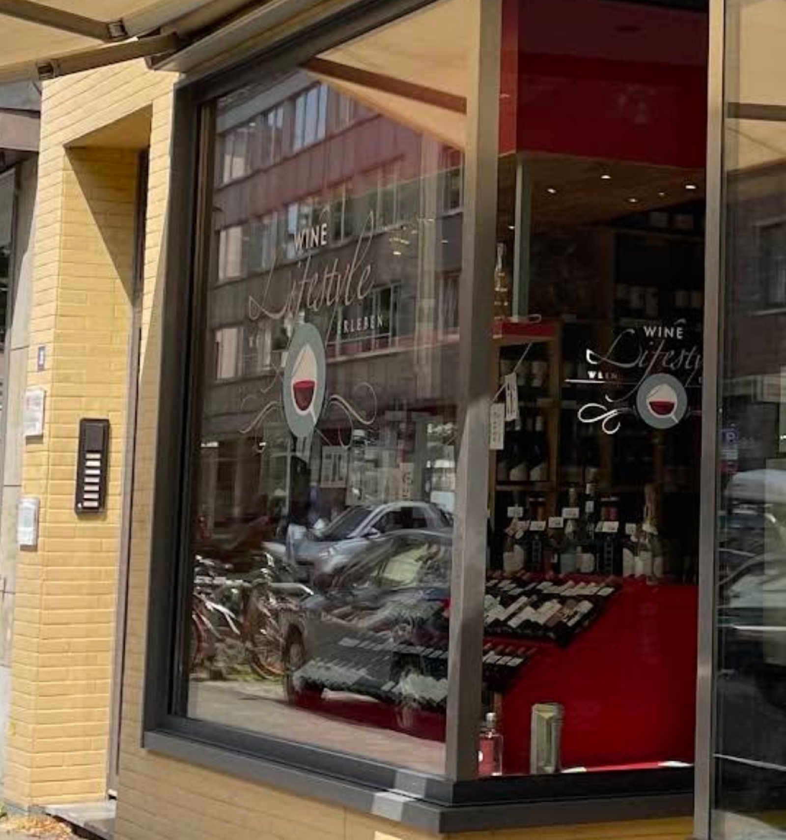 Schaufenster der Weinhandel Klein mit ausgestellten Weinflaschen und dem Schriftzug Wine Lifestyle